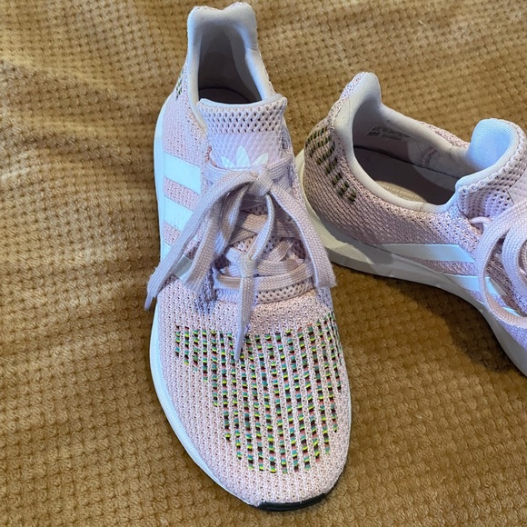 Adidas Women's Swift Run Casual Running Shoes Sz 6.5.  Worn once - Picture 2 of 9